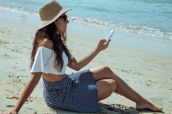 Şapkalı Bir Kadın Kumsalda Cep Telefonuyla Sohbet Ediyor — Stok fotoğraf