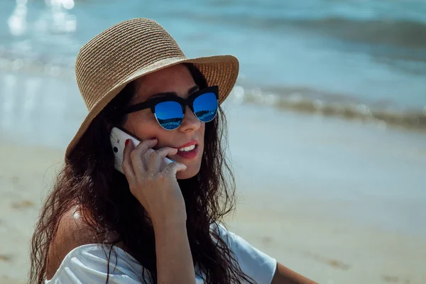 Mujer Sombrero Hablando Con Teléfono Móvil Sentado Playa —  Fotos de Stock