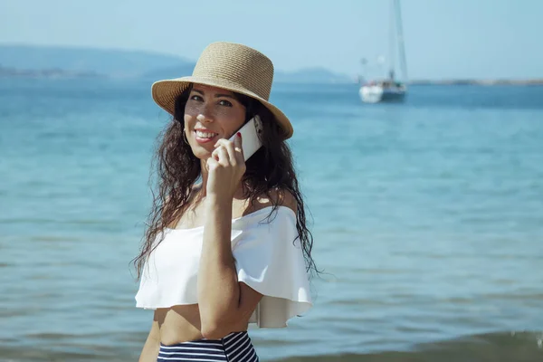 Женщина Пляже Разговаривает Мобильным Телефоном — стоковое фото