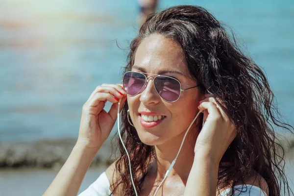 Mujer Playa Con Teléfono Móvil Auriculares —  Fotos de Stock
