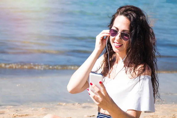 Vrouw Het Strand Ontspannen Met Mobiele Telefoon Koptelefoon — Stockfoto