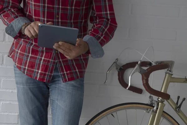 evdeki hippi adam dijital tablet ya da e-kitap kullanıyor