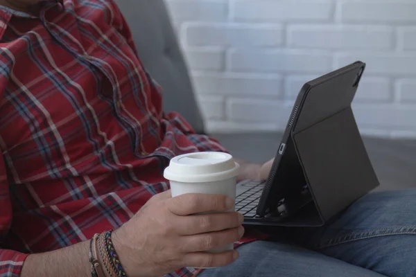 Homem Relaxado Sofá Usando Laptop Tomar Café Com Espaço Cópia — Fotografia de Stock