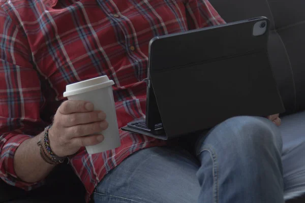 Zrelaksowany Mężczyzna Kanapie Korzystający Laptopa Pijący Kawę Przestrzenią Kopiowania — Zdjęcie stockowe