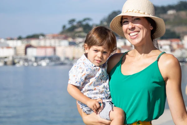 Anne kucağında küçük bir çocukla.