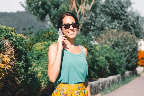 Mujer Sonriente Con Gafas Hablando Teléfono Móvil Parque —  Fotos de Stock