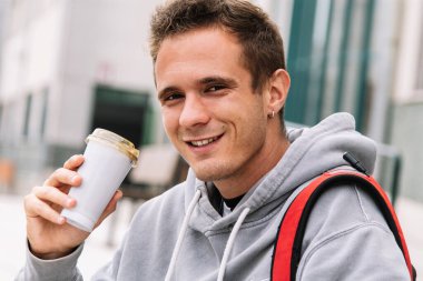 İçki içen öğrenci üniversitede ya da üniversitede içki içer.