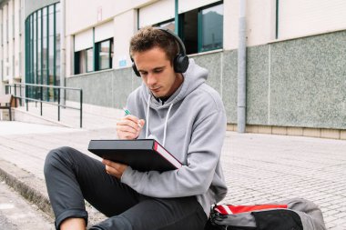 Enstitü veya üniversitede okuyan kulaklıklı bir öğrenci