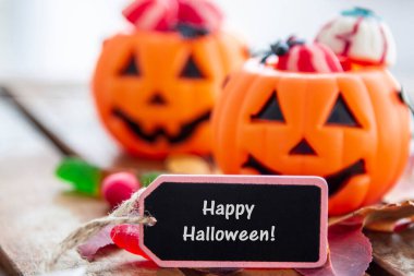 Şekerli balkabakları, jelibonları ve Cadılar Bayramı mesajı ya da metin içeren etiketleri