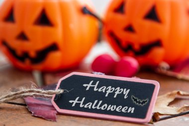 Kabak arkaplanı olan bir etikette mutlu Cadılar Bayramı metinleri diliyor