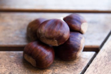 Tahta masada taze kestaneler