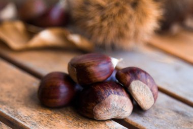 Tahta masada taze kestaneler