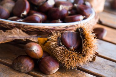 Ahşap arka plan üzerinde taze kestane