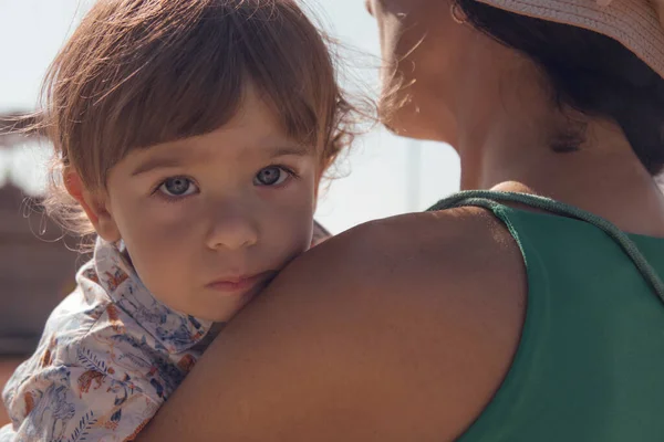 Crying Child His Mother Arms — Stock Photo, Image