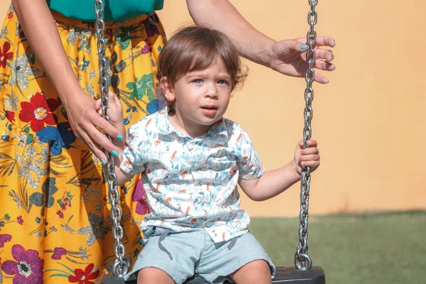 母親に押された公園のブランコの上の男の子 — ストック写真