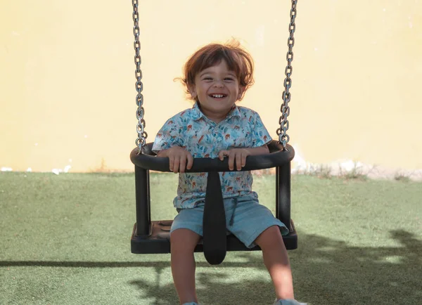 公園のブランコに乗ってる男の子 — ストック写真