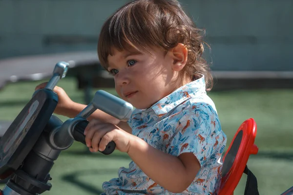 Niño Jugando Con Bicicleta Moto Afuera —  Fotos de Stock