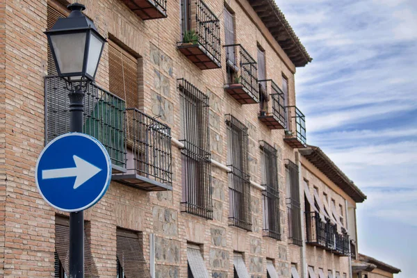 Verkehrsschild Mit Typischen Häusern Von Toledo Spanien — Stockfoto