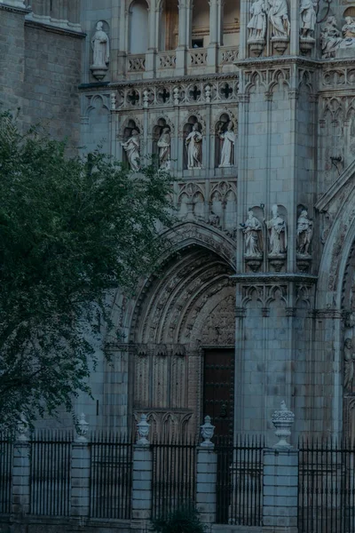 Gevel Met Beelden Van Kathedraal Van Toledo Spanje Europa — Stockfoto