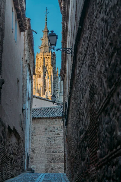Toledo Nun Muazzam Sokakları Arka Planda Katedrali Olan Spanya — Stok fotoğraf
