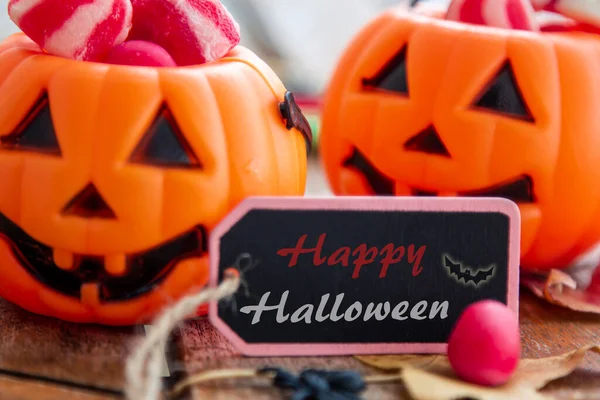 Kabak arkaplanı olan bir etikette mutlu Cadılar Bayramı metinleri diliyor