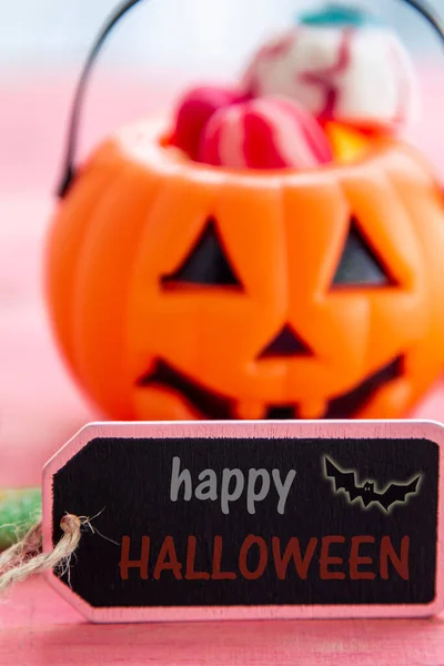 Pumpor Med Godis Gummivaror Och Etikett Med Halloweenmeddelande Eller Text — Stockfoto