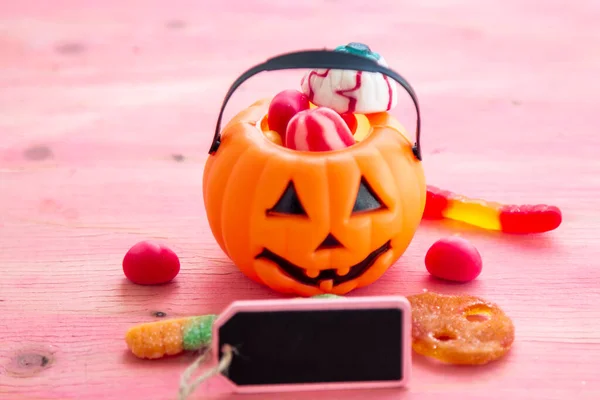 Citrouille Avec Des Bonbons Étiquette Sur Fond Rose Joyeux Halloween — Photo