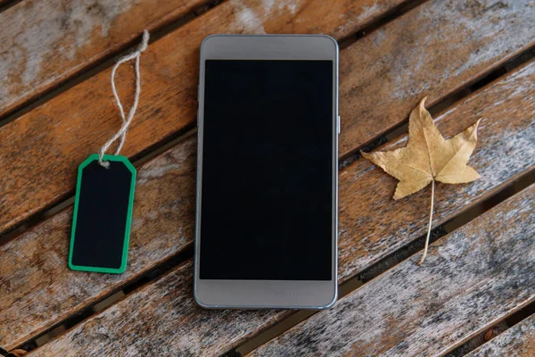 Mobiele Telefoon Met Label Droog Blad Hout — Stockfoto