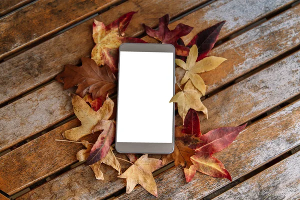 Mobiele Telefoon Houten Achtergrond Herfstbladeren — Stockfoto