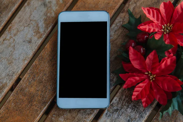 木料上的手机和圣诞装饰品 — 图库照片