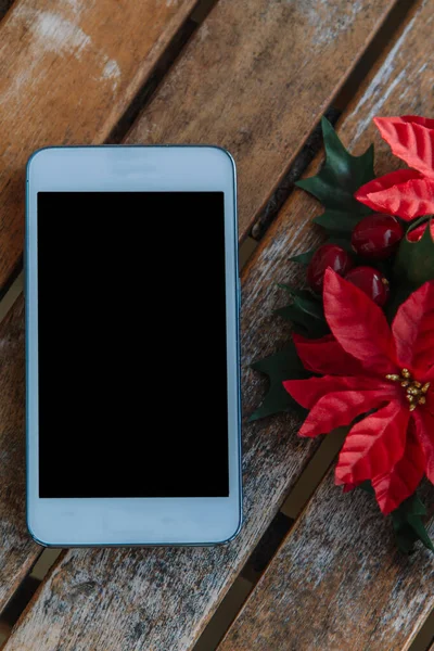 木料上的手机和圣诞装饰品 — 图库照片