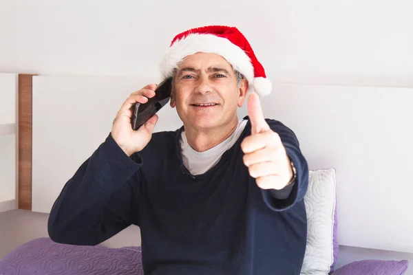 Mann Mit Weihnachtsmannmütze Und Handy Frohe Weihnachten — Stockfoto