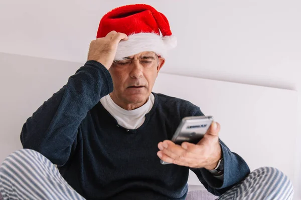 Unglücklicher Mann Mit Weihnachtsmann Hut Und Handy Hüttenweihnacht — Stockfoto