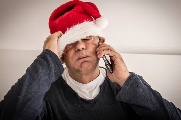 Δυστυχής Άνθρωπος Santa Claushat Και Κινητό Τηλέφωνο — Φωτογραφία Αρχείου