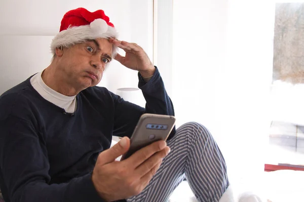 Reifer Mann Mit Weihnachtsmütze Und Handy Weihnachten Hassen — Stockfoto