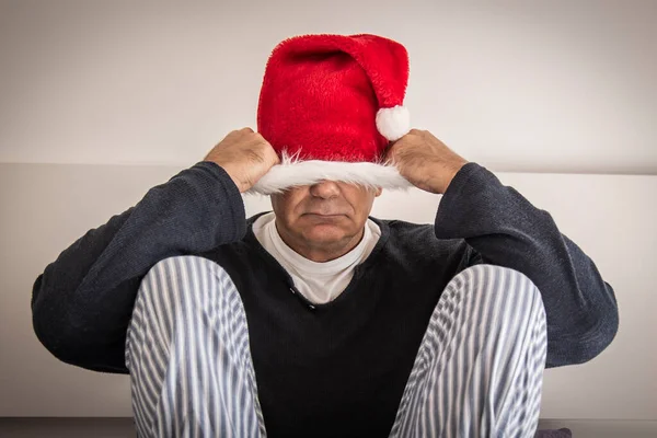 Mann Mit Weihnachtsmann Hut Von Weihnachten Belastet — Stockfoto