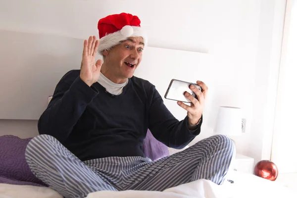 Mann Mit Weihnachtsmann Hut Und Handy Beim Videoanruf — Stockfoto