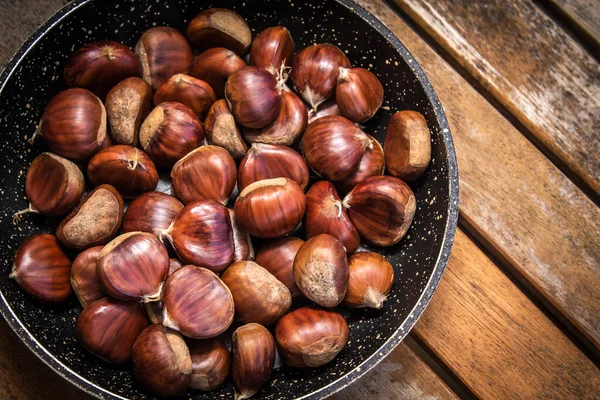 Frische Kastanien Der Pfanne Bereit Zum Braten — Stockfoto