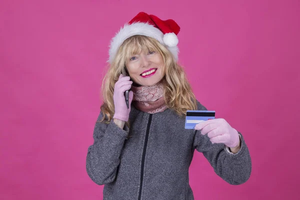 Mujer Sombrero Santa Claus Con Teléfono Móvil Tarjeta Crédito — Foto de Stock
