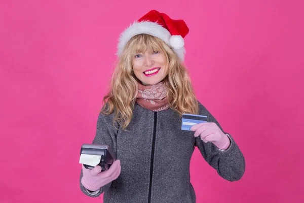 Mujer Con Sombrero Santa Claus Con Pos Tarjeta Crédito — Foto de Stock