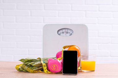 Pul, meyve, sebze, dambıl, mezura ve cep telefonu. diyet, beslenme, spor ve teknoloji konsepti