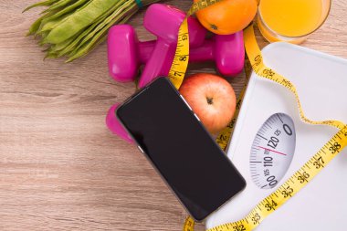 Ölçek, meyve, sebze, dambıl, mezura ve cep telefonu. diyet, beslenme, spor ve teknoloji konsepti