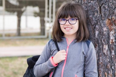 Sırt çantalı öğrenci, okula dönüş konsepti.