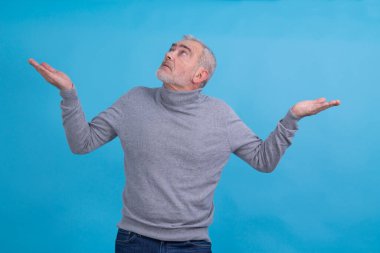 Şaşırmış ya da şok olmuş yüzü olan yetişkin bir adam izole edilmiş.