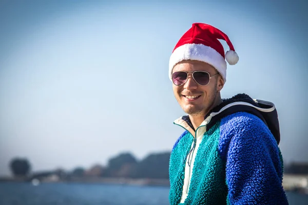 Χαλαρός Άνθρωπος Χριστούγεννα Περπατώντας Στην Παραλία — Φωτογραφία Αρχείου