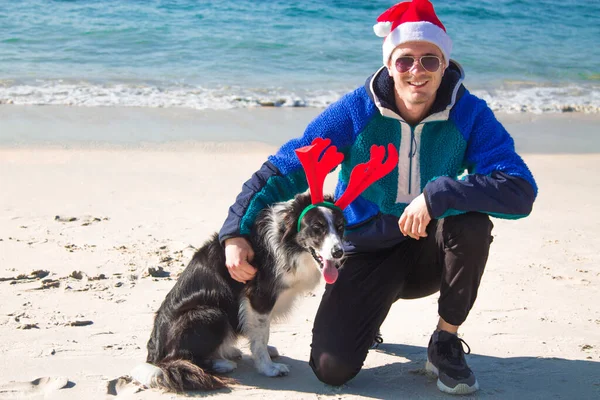 Mann Mit Weihnachtsmann Hut Und Border Collie Hund Feiern Weihnachten — Stockfoto