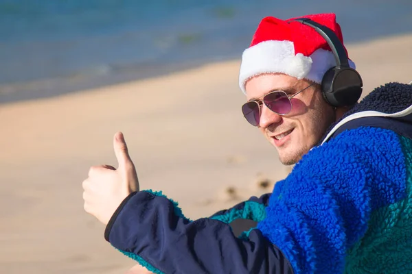 Lächelnder Mann Mit Weihnachtsmann Hut Der Neujahr Und Weihnachten Strand — Stockfoto