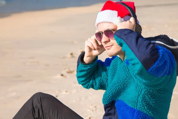 Lächelnder Mann Mit Weihnachtsmann Hut Der Neujahr Und Weihnachten Strand — Stockfoto