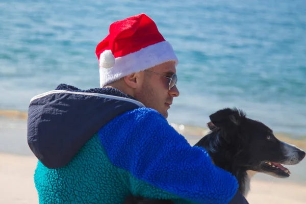 Avslappnad Man Vid Jul Med Hund Stranden — Stockfoto