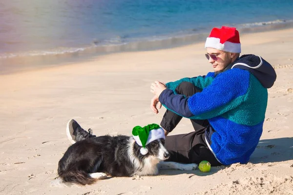 Χαλαρός Άνθρωπος Χριστούγεννα Σκυλί Στην Παραλία — Φωτογραφία Αρχείου